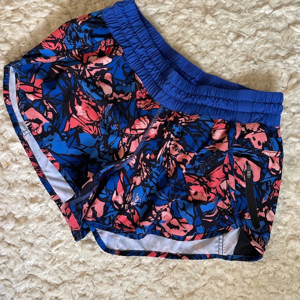 SOLD ⭐️ Lululemon Tracker Short - Picture 2 of 2